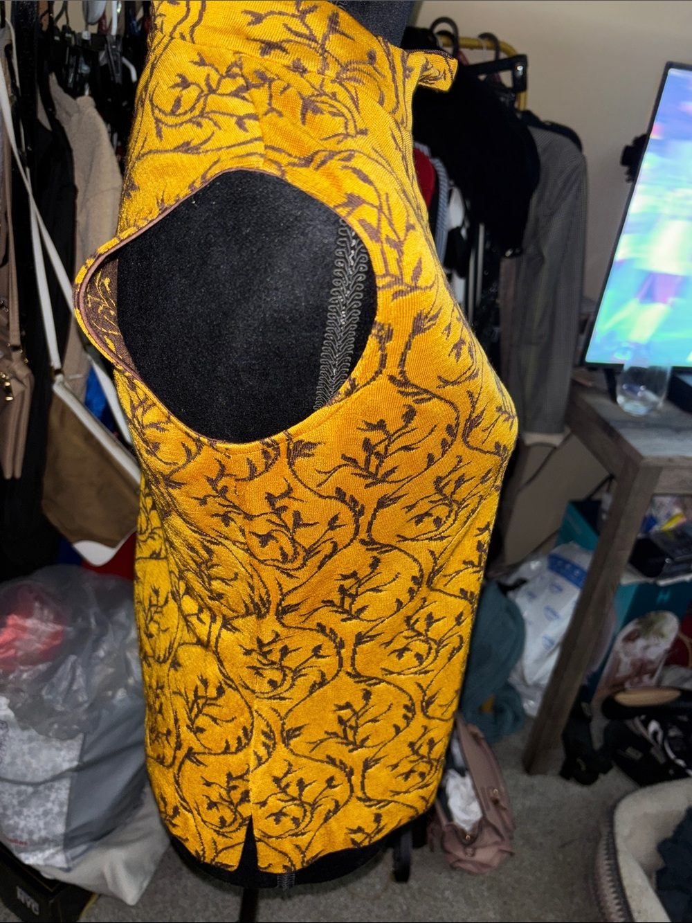 New St. John Sleeveless Yellow Brocade Mock Neck Top - Picture 2 of 7